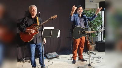 Hubert Treml und Robert Prill (von rechts) bescheren den Ehrenamtlichen der Pfarrei St. Georg einen äußerst unterhaltsamen Abend. (Bild: mas)