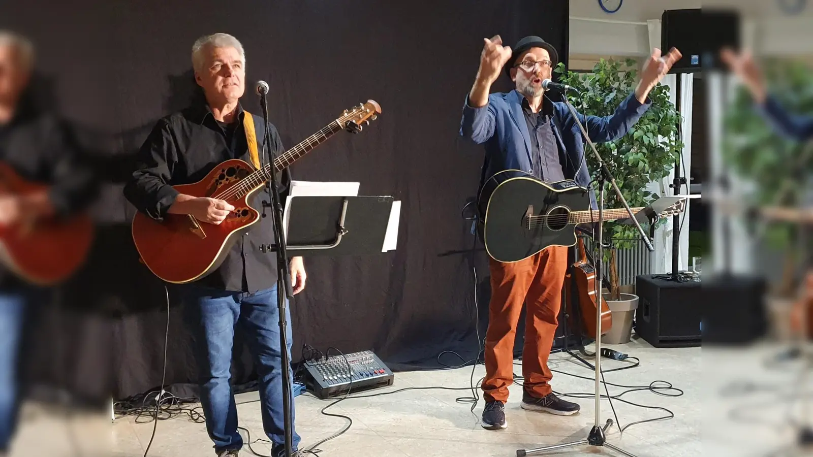 Hubert Treml und Robert Prill (von rechts) bescheren den Ehrenamtlichen der Pfarrei St. Georg einen äußerst unterhaltsamen Abend. (Bild: mas)