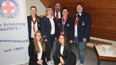 Sabine Wittmann und Julia Böhm (stehend Zweite und Erste von rechts) leiten für weitere vier Jahre die Pressather Wasserwachtgruppe. Für Verena Wallner (stehend links, künftig technische Leiterin) rückt Katja Schmidt (kniend rechts neben Stellvertreterin Marlene Baier) an die Spitze der Wasserwachtjugend. Stehend Zweite und Dritter von links: stellvertretende technische Leiter Daniela Pemp und Florian Eibl. (Bild: Bernhard Piegsa)