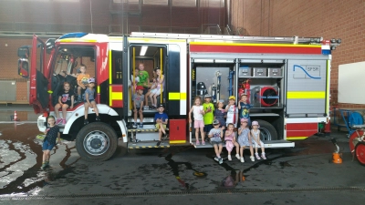 Kinder aus Amberg machten einen Ausflug zur Feuerwehrschule nach Regensburg. (Bild: Christian Lorenz/exb)