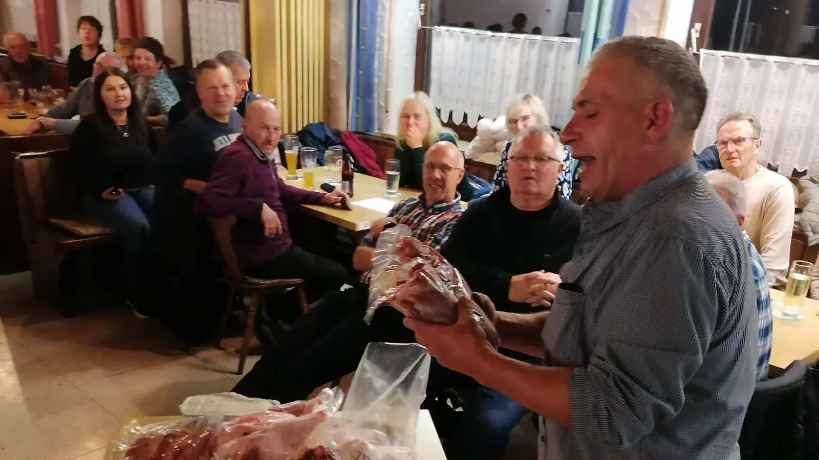 Matthias Siller hatte beim Taubenmarkt im ATS-Vereinsheim wieder jede Menge Preise im Gepäck. (Bild: Klaus Schuller/exb)