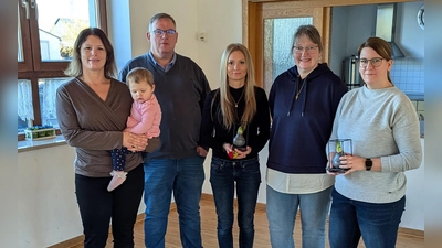 Daniela Amtmann(rechts) und Christina Römisch (Bildmitte) übernehmen die Leitung der Evang. Krabbelgruppe in Grafenwöhr von Franziska Berthold (2.v.r.) .Pfr. Berthold und Tanja Beier aus dem neuen Kirchenvorstand dankten allen dreien und wünschten Gottes Segen für die kommende Zeit.  (Bild: Corinna Schopf)