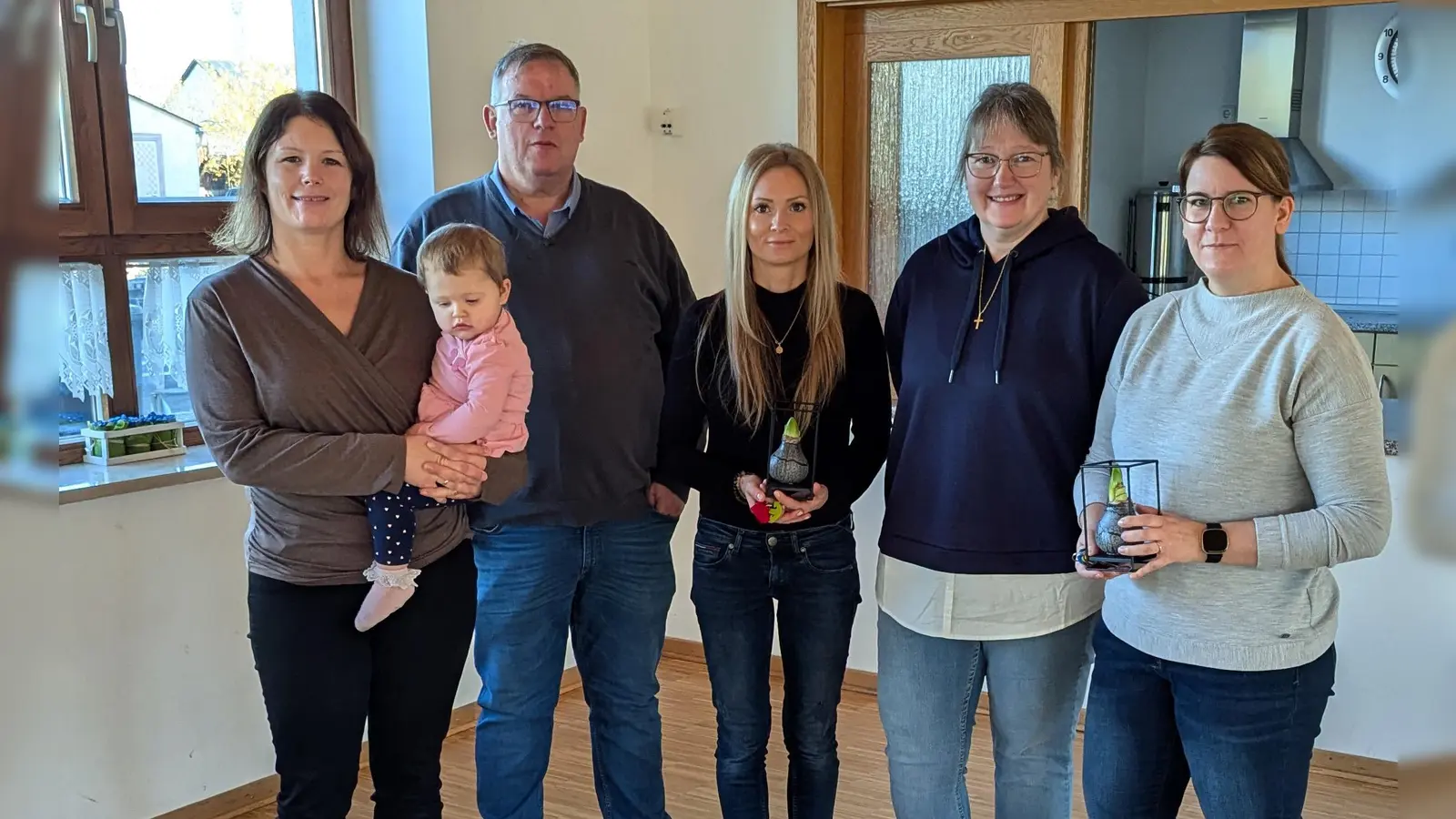 Daniela Amtmann(rechts) und Christina Römisch (Bildmitte) übernehmen die Leitung der Evang. Krabbelgruppe in Grafenwöhr von Franziska Berthold (2.v.r.) .Pfr. Berthold und Tanja Beier aus dem neuen Kirchenvorstand dankten allen dreien und wünschten Gottes Segen für die kommende Zeit.  (Bild: Corinna Schopf)