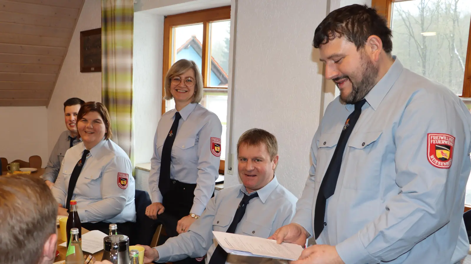 Die Führung der Freiwilligen Feuerwehr am Versammlungstisch. (Bild: Rudi Gruber)