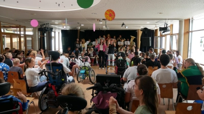 Die Trommelgruppe der Förderschule Mitterteich und Schülerinnen und Schüler des Stiftland-Gymnasiums beim gemeinsamen Musizieren (Bild: Stefanie Heinrich)