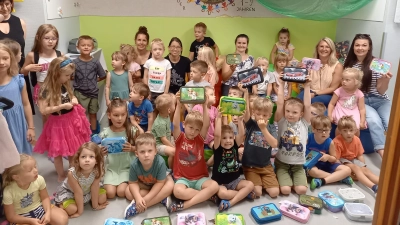 Herzlicher Empfang durch die Kinder des Kath. Kindergartens  (Bild: Anna Häupler-Schönberger)