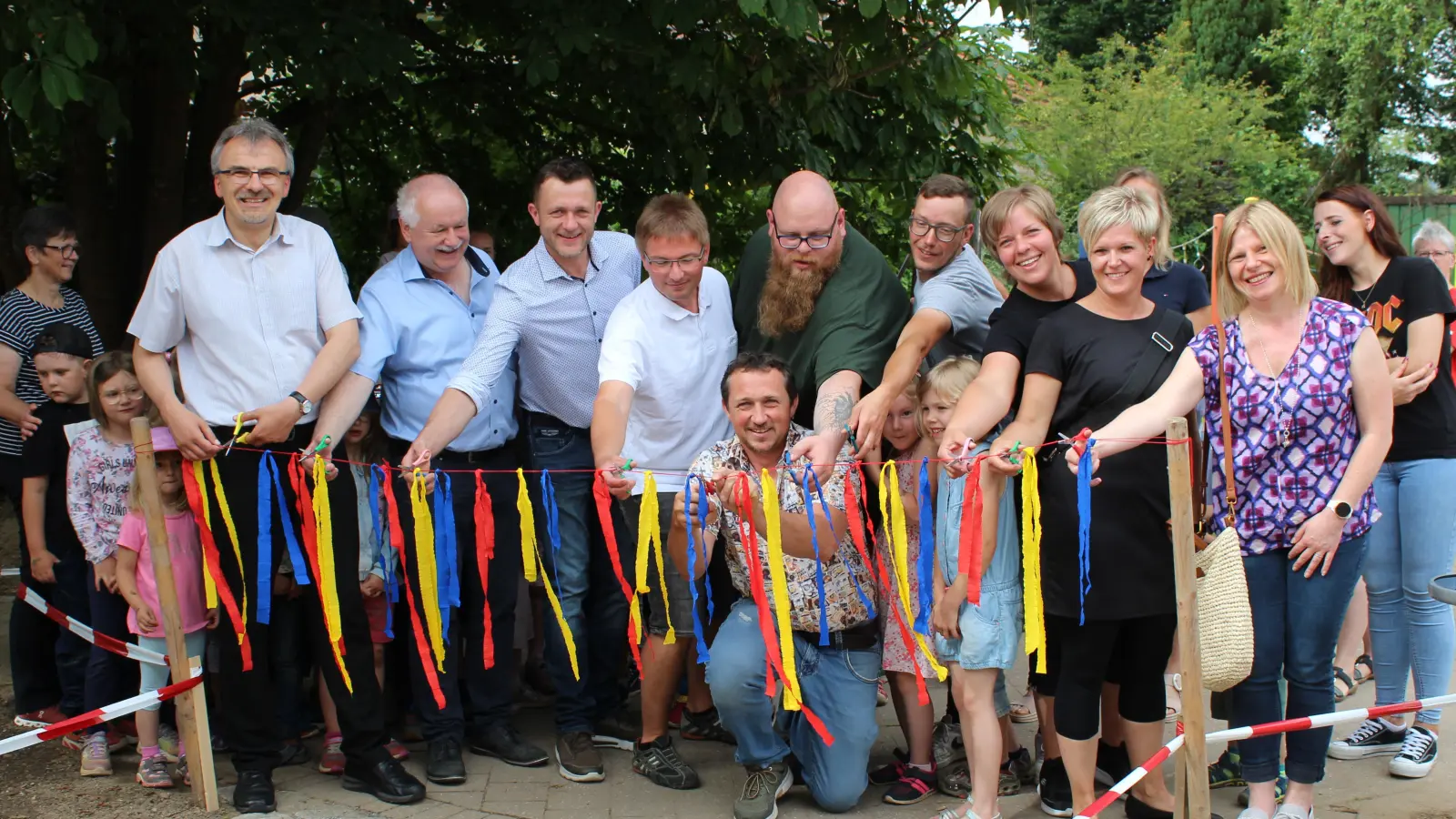 Der Elternbeirat des Kindergartens St. Elisabeth hat für die Kinder eine Maschinenhalle gebaut. Die wurde nun eröffnet und eingeweiht. (Bild: Stefanie Unterburger/exb)