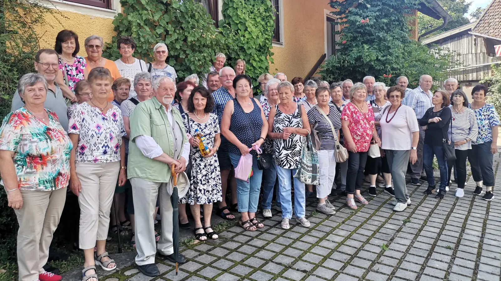 Die Senioren auf dem Hof der Rapsmühle.  (Bild: Annemarie Mösbauer)