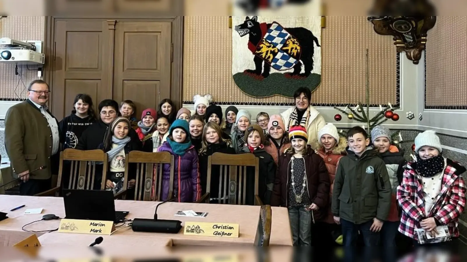 Die Viertklässler mit dem Bürgermeister A. Stier im Rathaussaal vor dem Bärnauer Wappen. (Bild: Sandra Teubner)