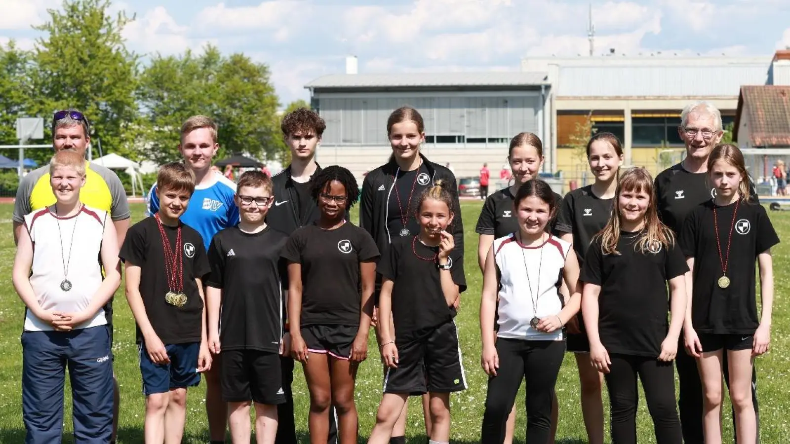 Gruppenfoto mit Spartenleiter ALfred Kick und Trainer Oli Sitzmann. (Bild: Oli Sitzmann)
