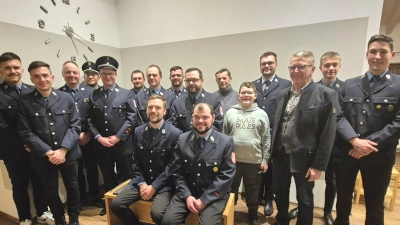 Die Führungsriege der Feuerwehr: (stehend von links) Xaver Rupprecht, Lukas Rupprecht, Christian Schedl, die Kommandanten Michael Bauer und Josef Konrad, Peter Kraus, Markus Gleißner, Thomas und Stefan Mayerhöfer, Markus Bergauer, Lukas Sturm, Florian Thoma, Bürgermeister Franz Stahl, Leon Grüner, Lukas Ott, (sitzend von links) sowie die Vorsitzenden Johannes Bauer und Rupert Gruber. (Bild: Feuerwehr Lengenfeld/exb)