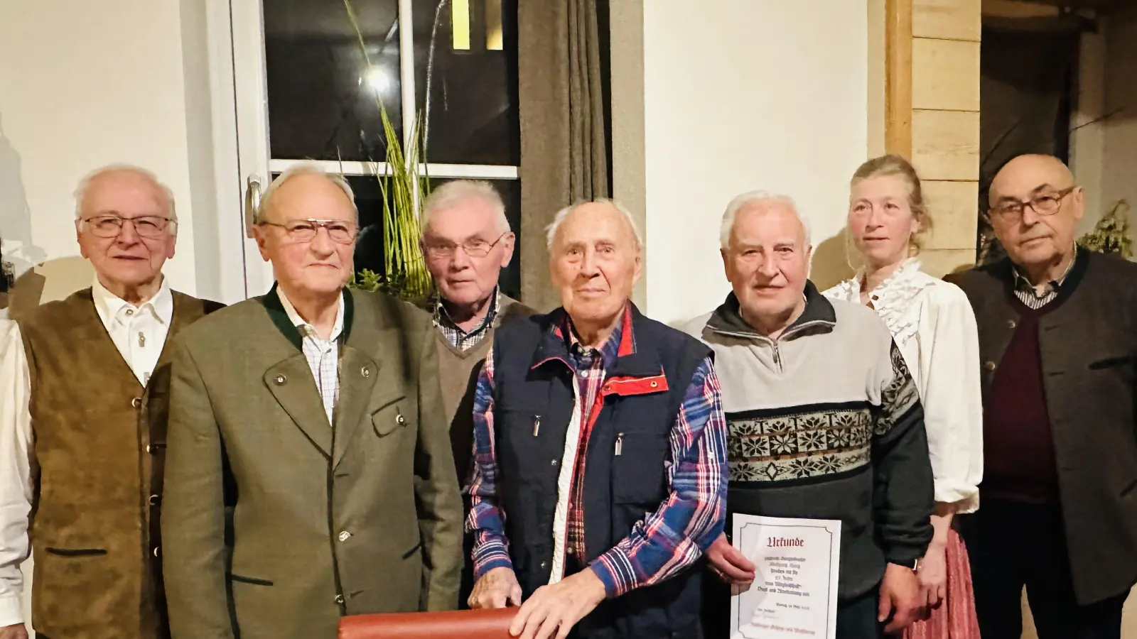 Wulf-Dieter Wilhelm Hörmann (Chorleiter), Hans Seitz (50 Jahre), Arnold Richthammer (Vorstand), Rudolf Zitzmann (40 Jahre), Wolfgang Haug (40 Jahre), Sigrun Poschenrieder (Schriftführerin), Dr. Josef Pürner (Vertreter der Stadt) -von links.  (Bild: Bernd Hofmann)