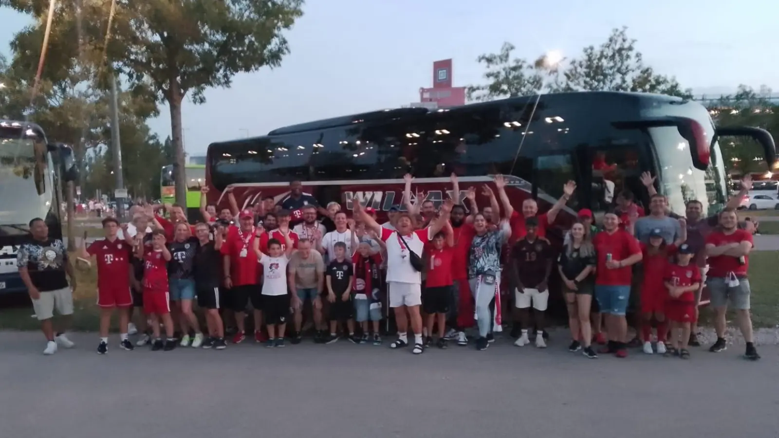 Alle Teilnehmer bei der Fahrt in die Allianz Arena. (Bild: Regina Freitag )