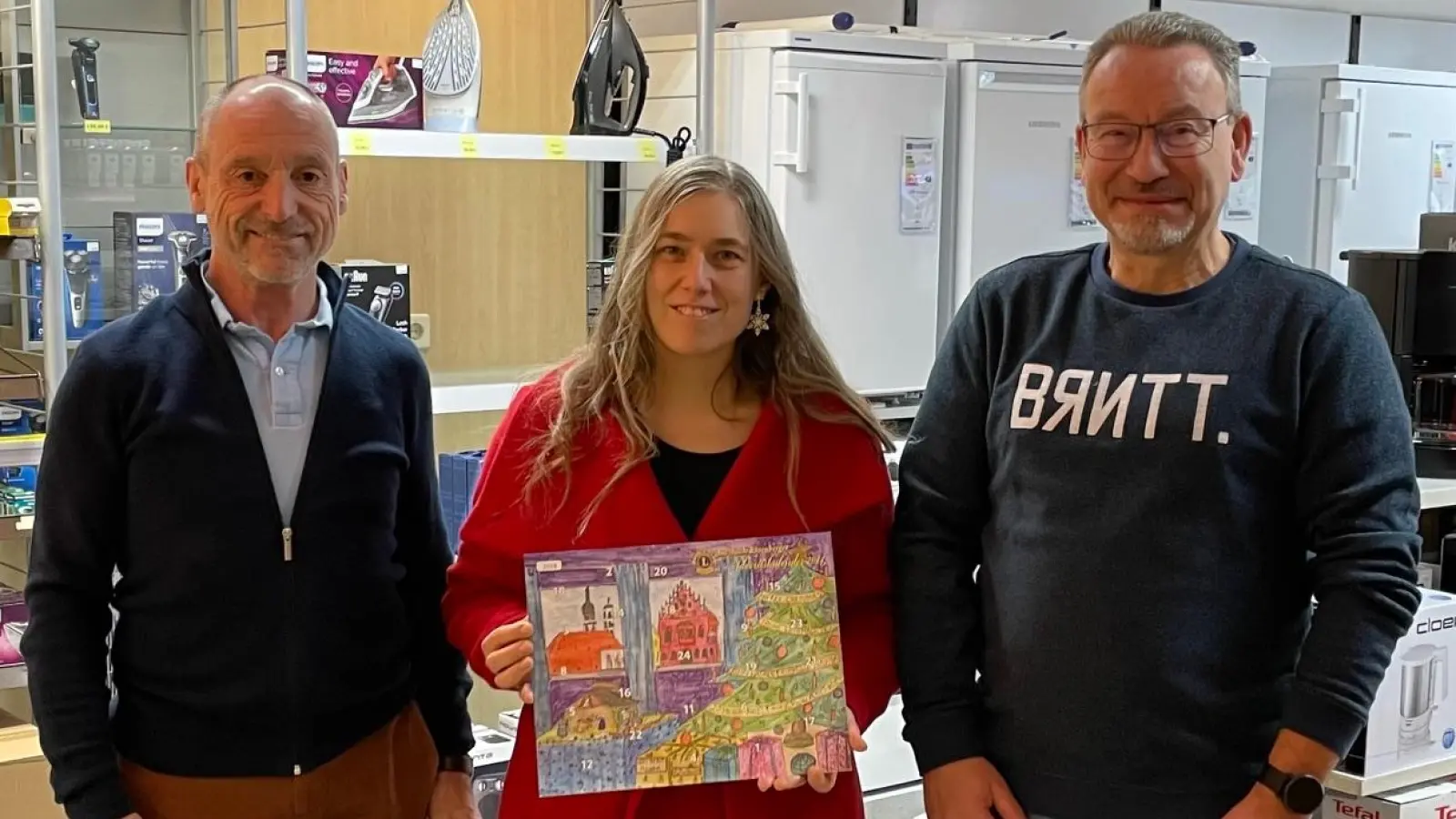 Jörg Melchner (rechts) und Jürgen Schleicher gratulierten Stefanie Schejstal zum Hauptgewinn beim diesjährigen Lions-Adventskalender.<br> (Bild: Tanja Schleicher)