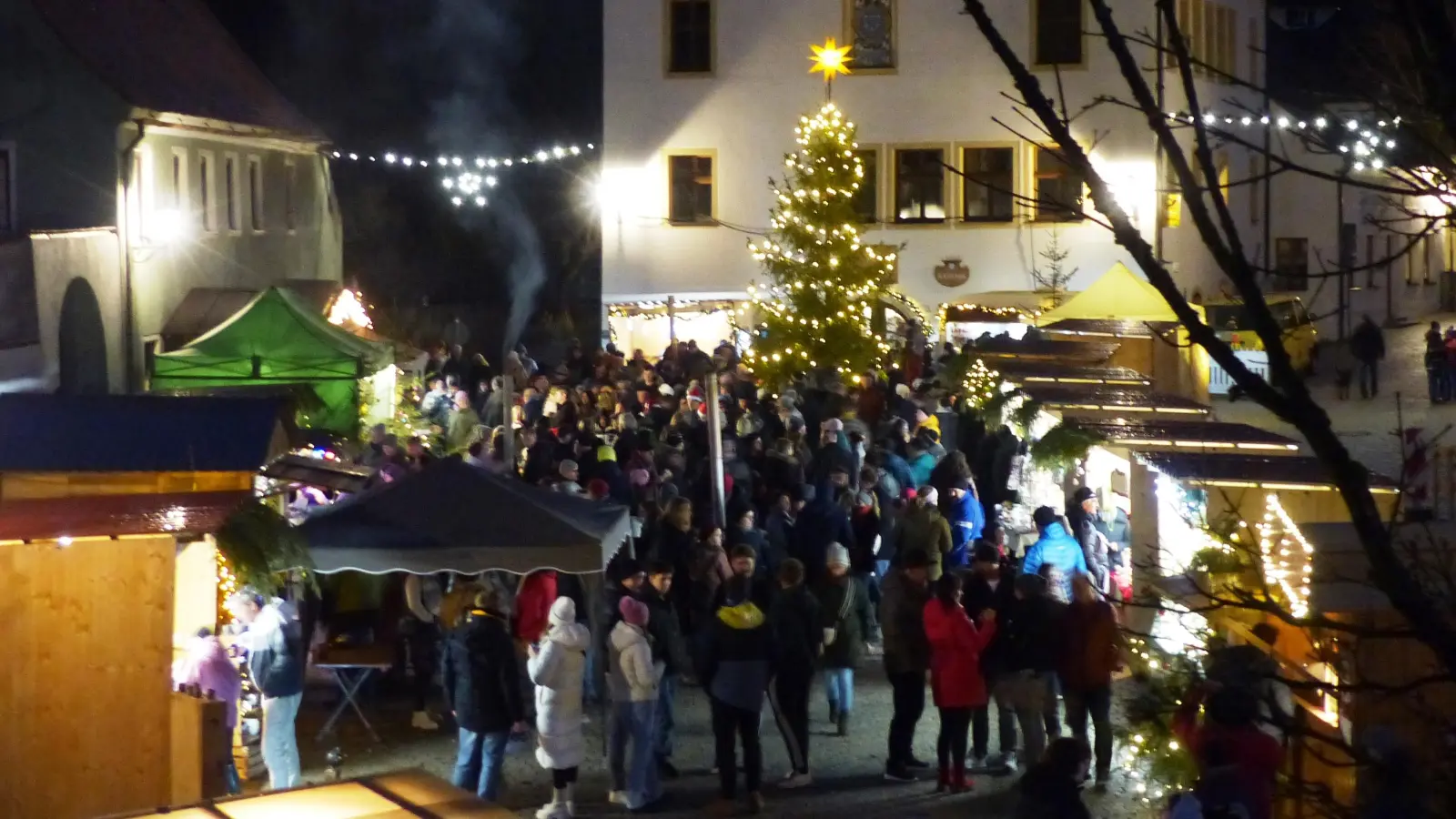 Der Kastler Weihnachtsmarkt 2024 am Marktplatz mit Christbaum und Leuchtgirlanden. (Bild: Josef Piehler)