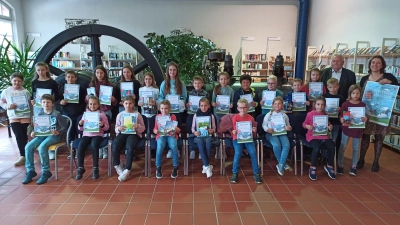 Die Leseclub-Kinder mit 2. Bürgermeister Peter Gold (hinten, Zweiter von rechts) und Stadtbücherei-Leiterin Christine Henrich (rechts) beim Gruppenfoto nach der Siegerehrung. (Bild: Herta Zölch)