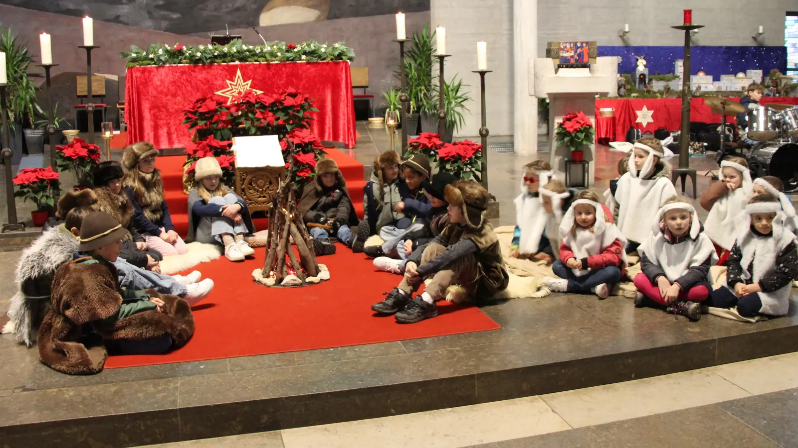 Elf Hirten langweilten sich mit ihren Schafen vor dem Altar der Pirker Auferstehungskirche, weil es doch jedes Jahr dasselbe Procedere sei. (Bild: Stefan Bayerl)