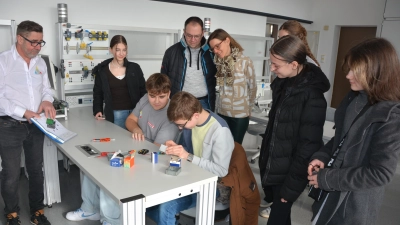 Werkstattausbilder Dieter Rogler (links) beobachtet junge Leute bei der Arbeit. (Bild: Josef Rosner)