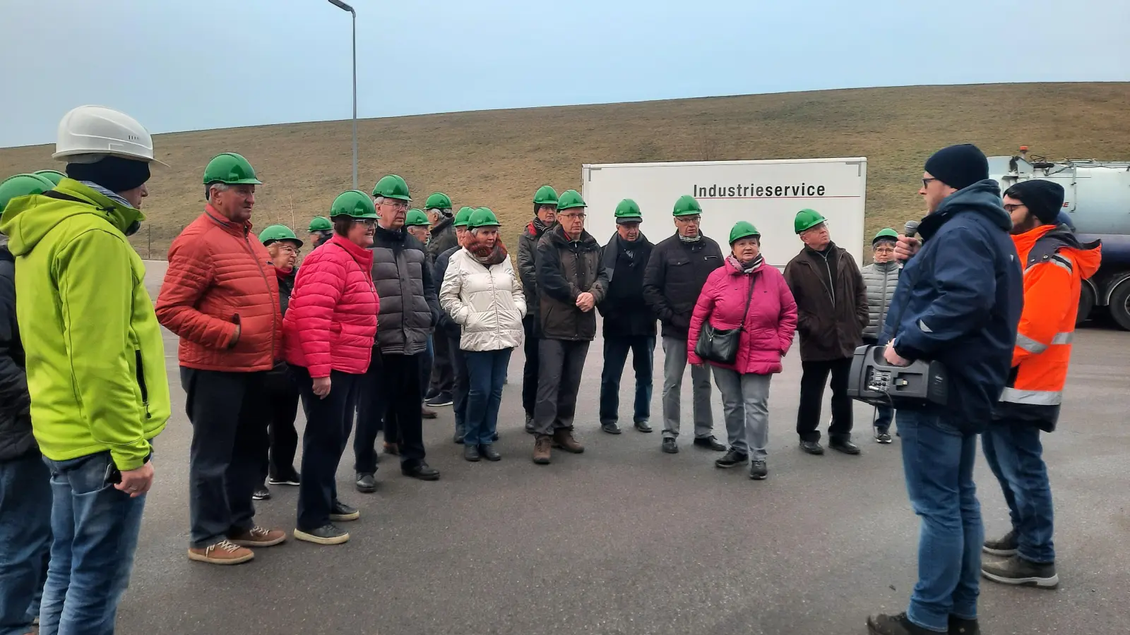 Die Seniorenunionsgruppe vor dem Gebäude der Klärschlammtrocknung. (Bild: Brigitte Hammer)