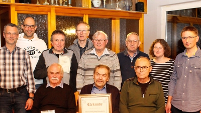 Thomas Dumler (rechts) ist neuer Vorsitzender der Kleintierzüchter. Seine erste Amtshandlung war die Ernennung von Wolfgang Brunhofer (vorne, Mitte) zum Ehrenvorsitzenden des Vereins. (Bild: Tristan Hagspiel/exb)