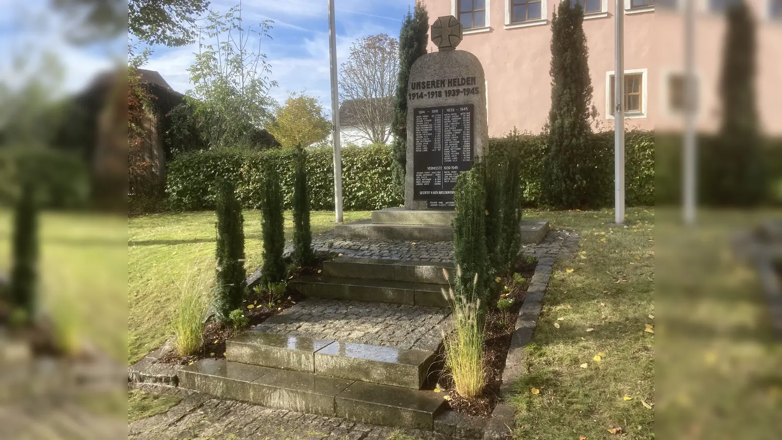 Der Buchsbaumzünsler machte auch nicht vor den Buchsbäumen am Zugang zum Kriegerdenkmal nicht hat (Bild: Hans Meißner)