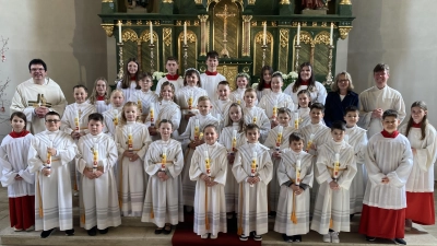 Erstkommunionkinder mit Pfarrer Wolfgang Dietz, Frau Hannelore Hopfner, Gemeindereferent Christian Glaser und den Ministranten  (Bild: Josef Kraus)