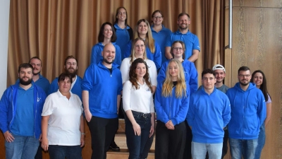Die gewählte Vorstandschaft auf einen Blick. Thomas Meyer (5.v.li) steht weiter an der Spitze des Vohenstraußer Faschingsvereins (Bild: Tanja Pflaum)