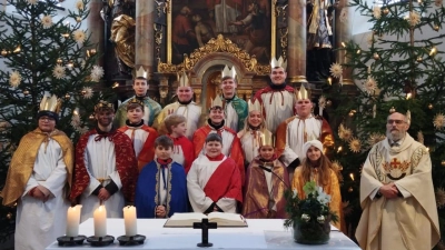 Das Bild zeigt unsere Sternsinger in Theuern beim Aussendungsgottesdienst gemeinsam mit Pfarrer Dotzler (Bild: Ulrike Schöner)