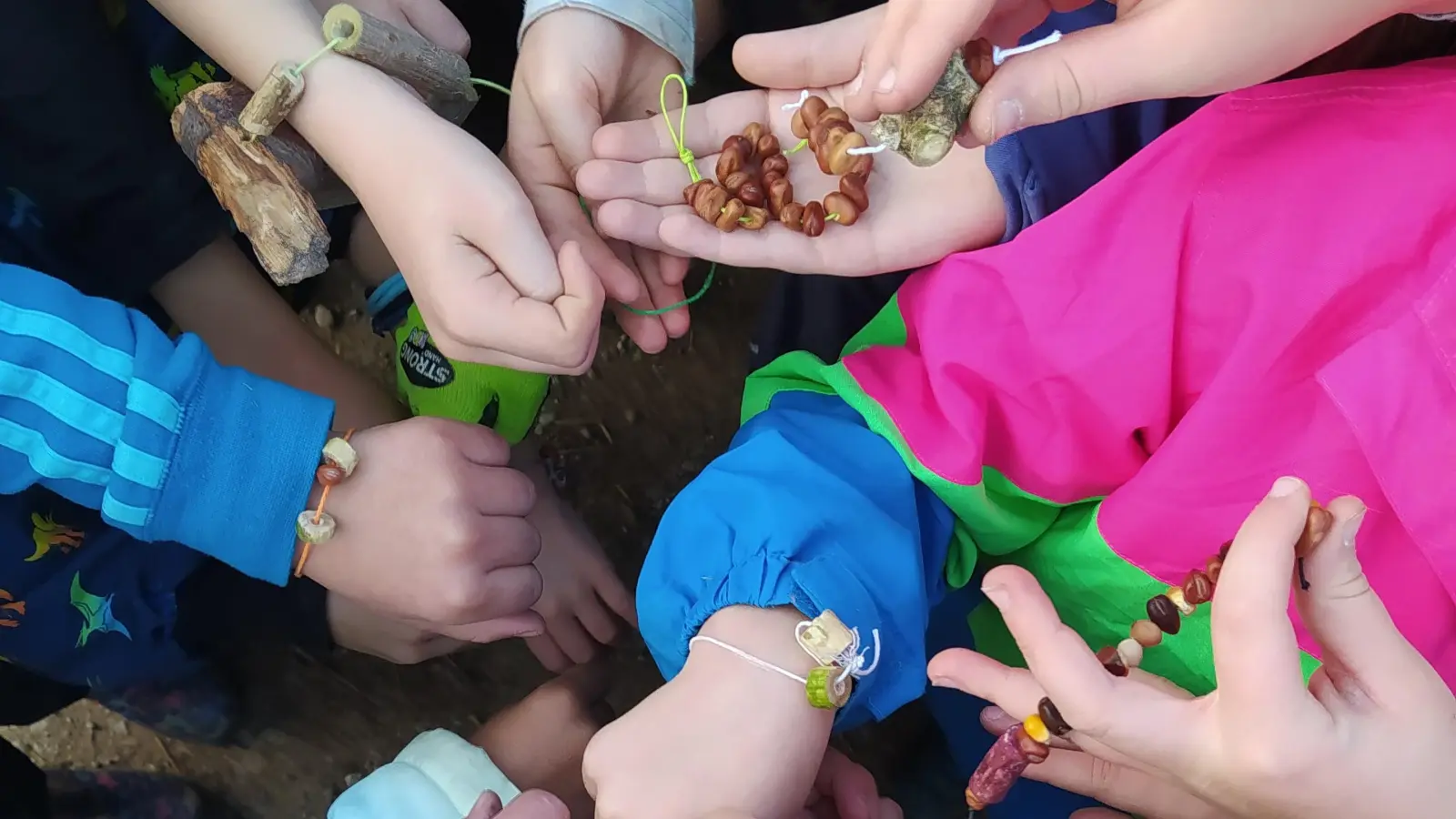 Die Kinder mit ihren selbstgebastelten Armbändern. (Bild: Annikia Reich)