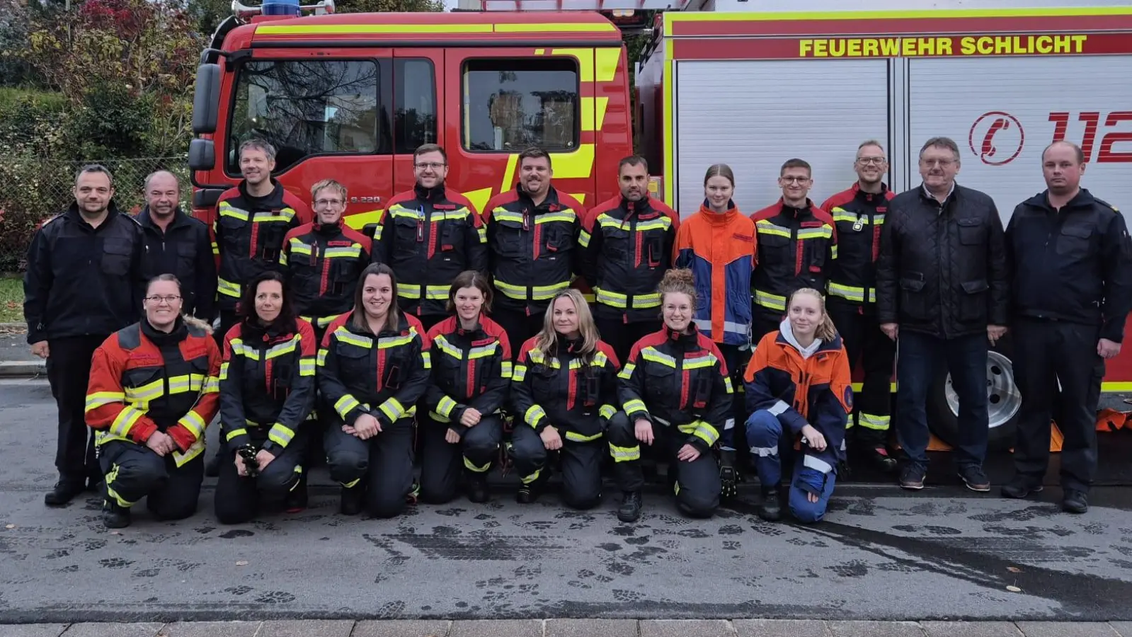 auf dem Bild von links (stehend): KBI Michael Iberer, KBI aD Karl Luber, Konrad Kohl (Stufe 6), Anton Wiesnet (Stufe 2), Stefan Geier (Stufe 4), Christian Hüttner (Stufe 4), Stefan Wismeth (Stufe 5), Susanne Ratzke (Stufe 1), Fabian Lukesch (Stufe 2), Jürgen Kredler (Stufe 1), Bürgermeister Hans-Martin Schertl, KBM Andreas Luber<br>auf dem Bild von links (kniend): Bettina Geier (Stufe 4), Nicole Kredler (Stufe 1), Lena Lautner (Stufe 4), Julia Steiner (Stufe 4), Eva Leidenberger (Stufe 1), Lena Wiesnet (Stufe 2), Lara-Sofie Kredler (Stufe 1) (Bild: Lena Wiesnet)