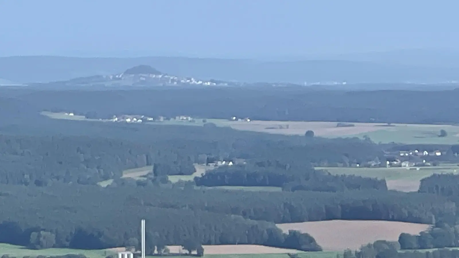 Blick vom Rauhen Kulm zum Parkstein<br> (Bild: Alfred Ebert)