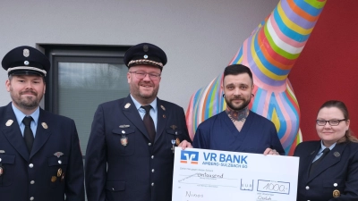 Einen symbolischen Scheck über 1000 Euro als Erlös aus der Eisparty übergaben Vertreter der Feuerwehr Gailoh an René Balleisen, den pädagogischen Leiter von Ninos Kinderhaus der „Amicus“-Pflege (Zweiter von rechts). Von links: Stellvertretender Kommandant Daniel Schildbach, Vorsitzender Martin Heindl und Schatzmeisterin Christina Heinrich. <br> (Bild: usc)