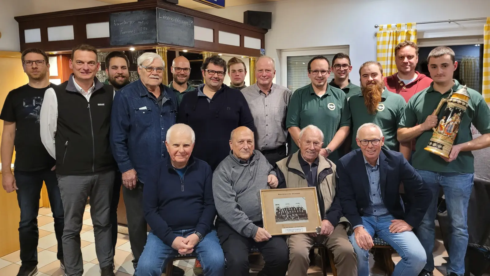 Mitgliedererhung stand im Mittelpunkt der Versammlung des Burschenverein. Manfred Güntner, Rudolf Pscheidt, Manfred Greiner und Ewald Pavlica(sitzend von links) wurden für 45 und 70 Jahre Mitgliedschaft ausgezeichnte. (Bild: Johann Adam )