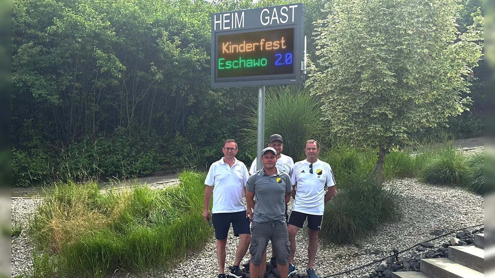 Freuen sich über die Installation der LED-Anzeige bei der SpVgg Windischeschenbach: Microsyst-Geschäftsführer Harald Kilian (links), Vorsitzender Michael Benner (vorne, Mitte), geschäftsführender Vorstand Wolfgang Michl (hinten, Mitte) sowie Kassier Jörg Gleißner (rechts). (Bild: Katja Ermer, Microsyst/exb)