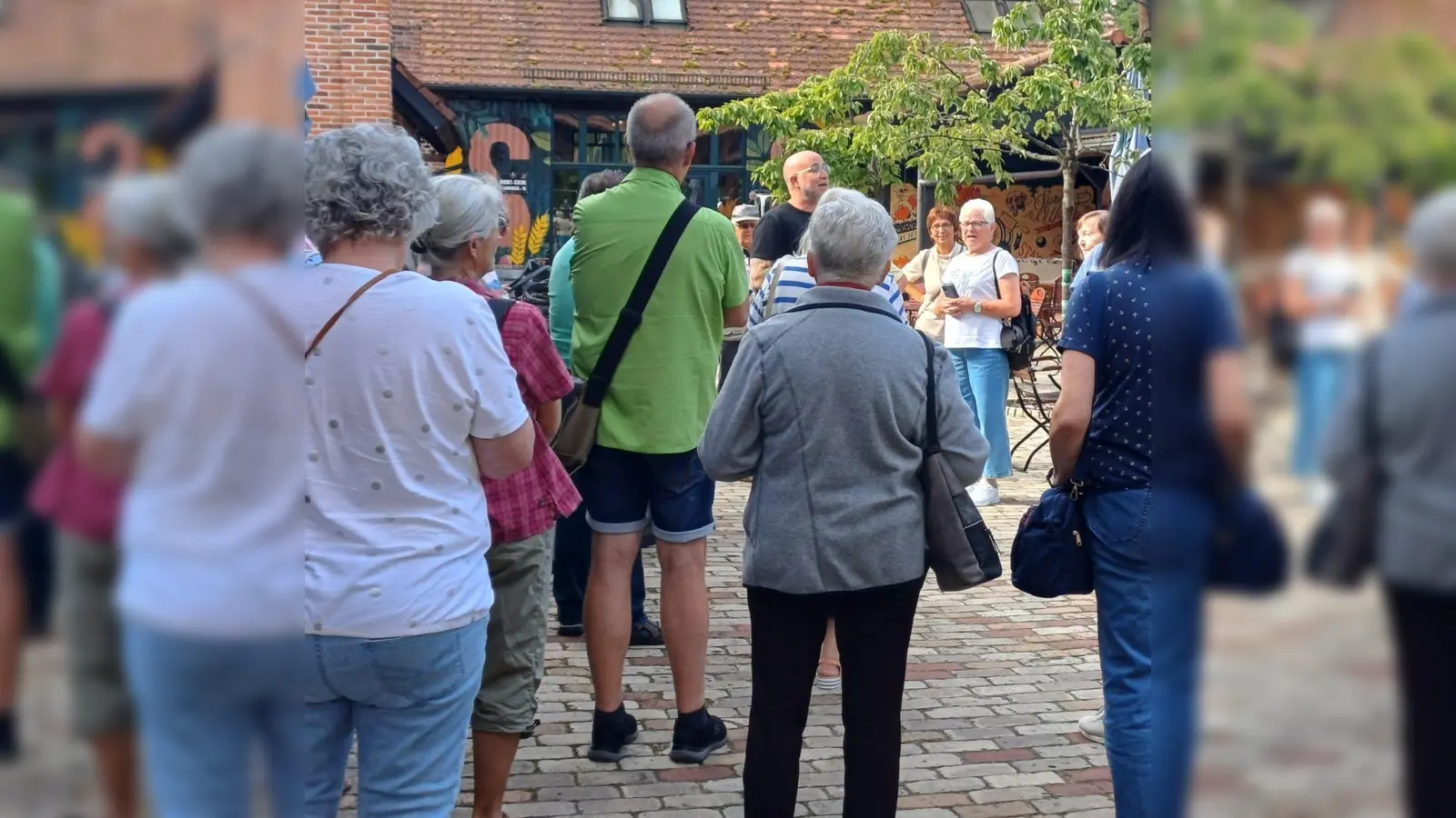 Gruppe bei der Destillerie  (Bild: Irene Zeller)