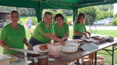 Das Team des Frauenkreises Weihern - Stein übernahm gerne die Pizzen Belegungen beim Pizzaabend .  (Bild: Hans Schlosser)