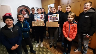 Päckchen packen für die Aktion „Geschenk mit Herz”. (Bild: Stephanie Lederer)