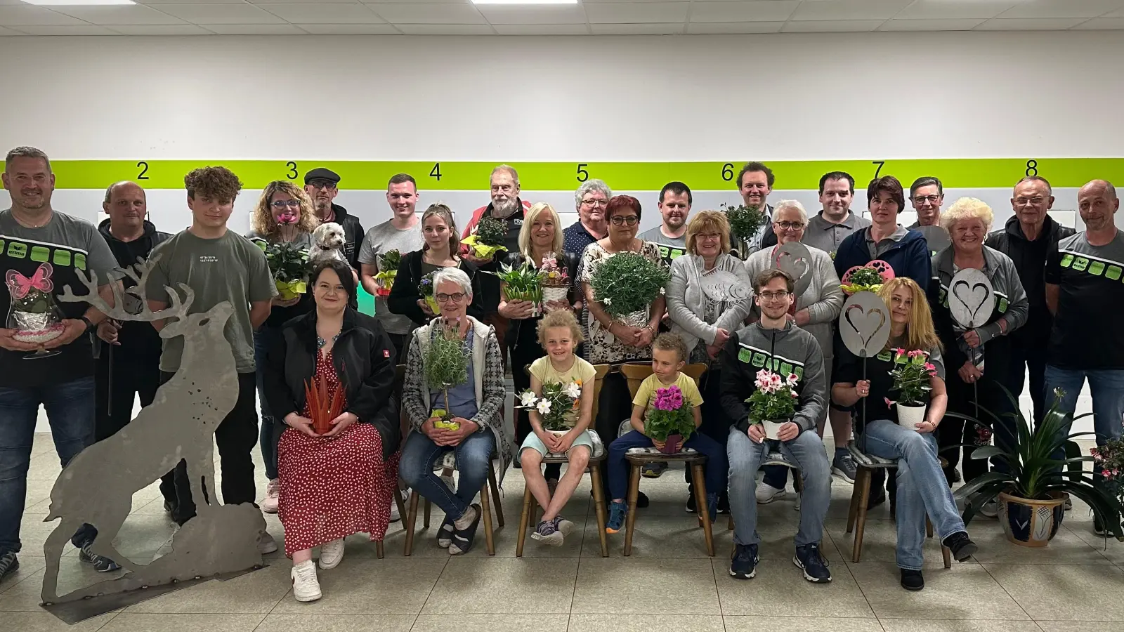 Die glücklichen Gewinner des Erbendorfer Muttertagsschießens mit den drei Erstplatzierten Jonas Heimerl (70 Punkte; stehend, Dritter von links), Tatjana Mathes (65 Punkte; stehend, Dritte von rechts) und Doris Wittmann (60 Punkte; sitzend, Zweite von links).  (Bild: Melissa Wagner/exb)