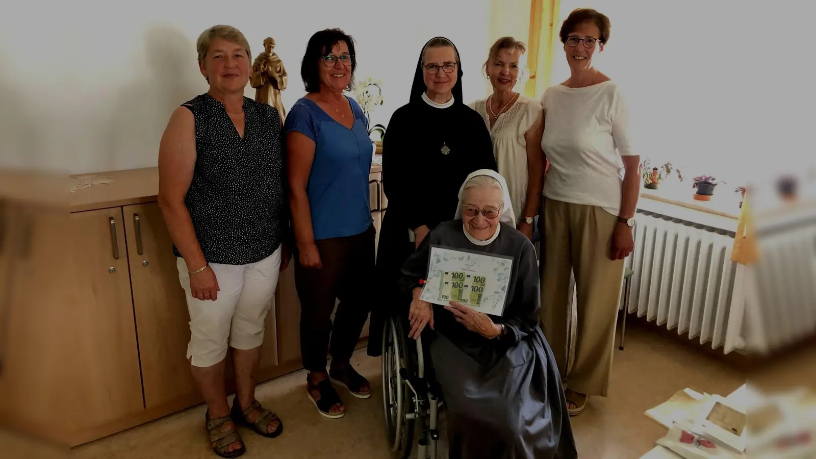 Das Foto zeigt die Damen des Winklarner Frauenbundes zusammen mit Schwester Arnulfina Schöberl (sitzend) und Schester Rosa bei der Spendenübergabe im Kloster Mallersdorf. (Bild: Elisabeth Bauer)