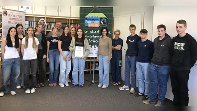 Das Foto zeigt einen Teil des JAS-Schulteams, Schulleiter OStD Christian Schwab, OStRin Iris Hösl und die Elternvertreterin Kerstin Reisner. (Bild: Isabell Müller)