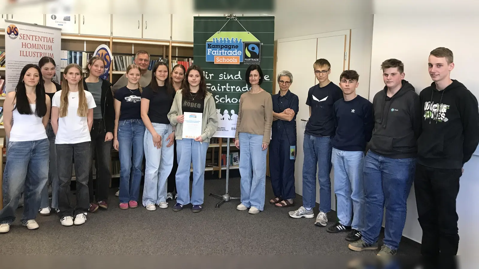 Das Foto zeigt einen Teil des JAS-Schulteams, Schulleiter OStD Christian Schwab, OStRin Iris Hösl und die Elternvertreterin Kerstin Reisner. (Bild: Isabell Müller)