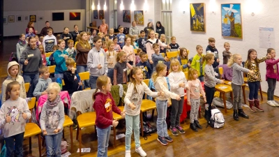 Ein fröhliches Lied bringt gleich zum Auftakt alle Kinder in Bewegung. (Bild: gac)