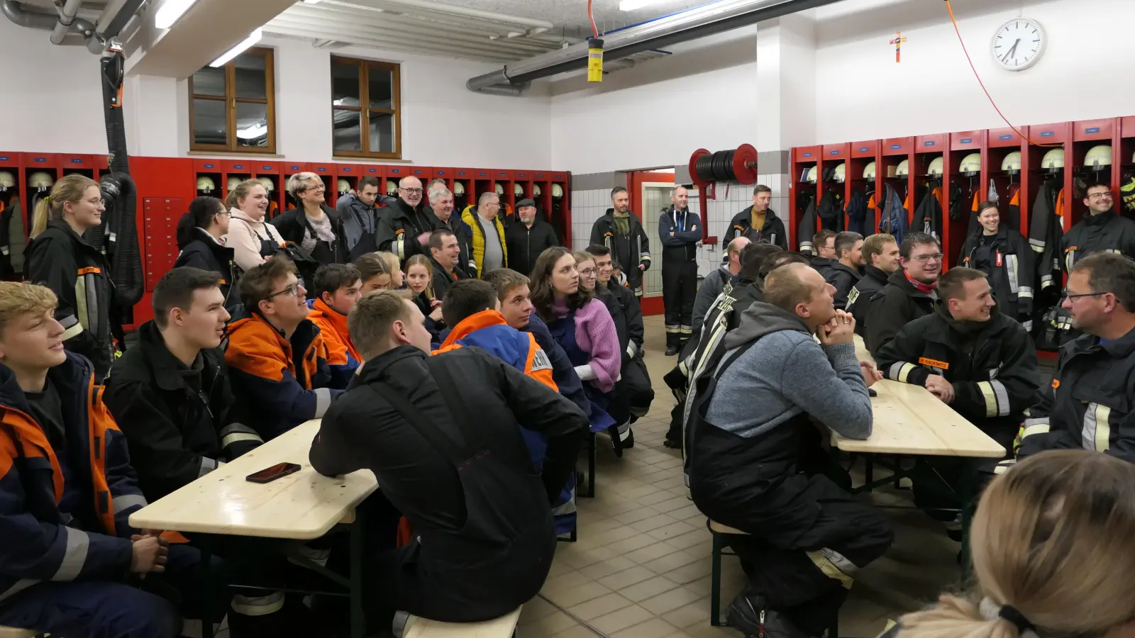 Ein volles Haus konnten die Kommandanten Michael Werner, Lucas Reindl und Michael Hottner bei der Jahresabschlussübung im Gerätehaus der Feuerwehr Schnaittenbach begrüßen.  (Bild: Lucas Reindl)