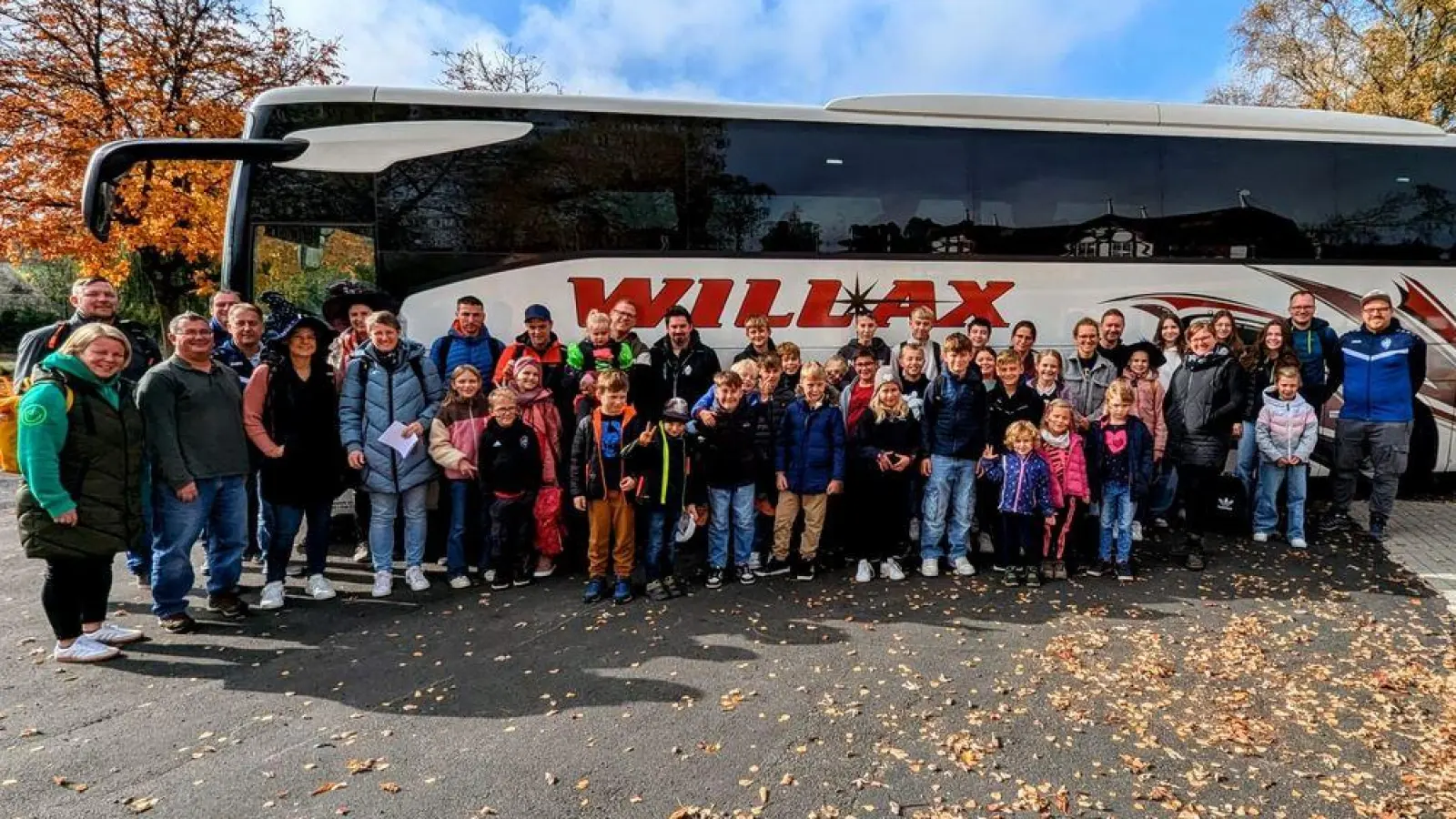 Gruppenfoto der Halloween-Fahrt Teilnehmer (Bild: Christian Stubenvoll)