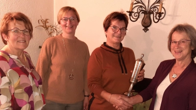 Der Obst- und Gartenbauverein Högling-Jeding ehrt die Sieger des Gartenfruchtwettbewerbs: (von links) Vorsitzende Christa Schlosser, Referentin Maria Treiber, Gewinnerin Magdalena Schmidbauer und Vorsitzende Gerlinde Ott.  (Bild: Annette Heldmann/exb)