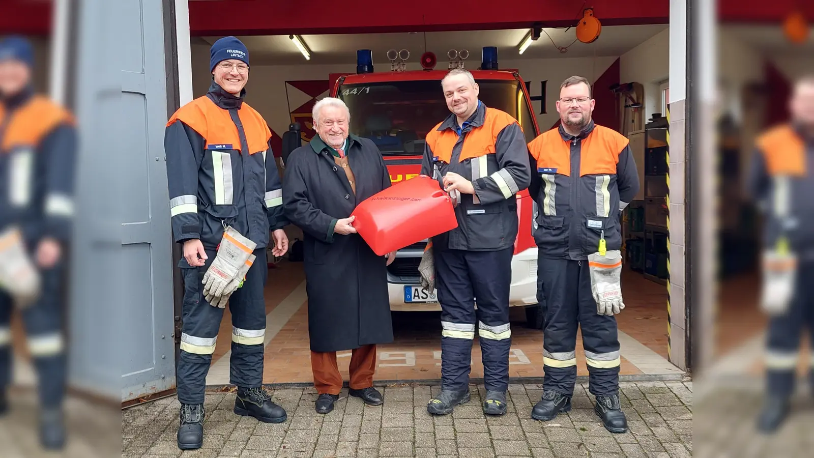 Vorsitzender Michael Weiß, Ehrenmitglied Ulrich Schmid, Kommandant Benjamin Weiß und Zweiter Vorsitzender Philipp Meier (von links) mit dem neuen Schwimmsauger. (Bild: Johannes Winkler/FF Lintach/exb)