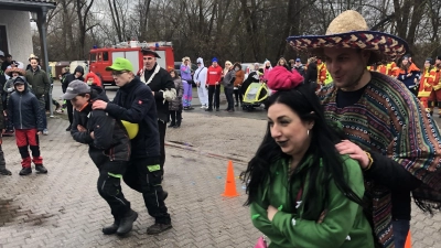 Die Wettkämpfer des Manteler Stammtisches (rechts) setzen sich gegen alle anderen Mannschaften beim Luftballlon-Wettbewerb durch. (Bild: sei)