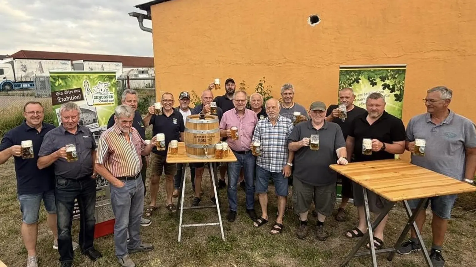 Das Bild zeigt die Vorstandschaft &amp; Angelrat des Sportanglervereins Schwarzenfeld, sowie den Vertreter der Genossenschaftsbrauerei Rötz, Herrn Franz Schmid (Bild: Michael Bauer)