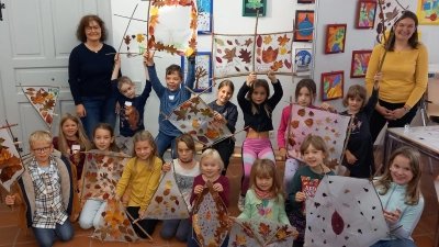 Erika Rahm (hinten links) und Anja Stock (hinten rechts) mit den teilnehmenden Kindern beim abschließenden Gruppenfoto. (Bild: Hans Enslein)