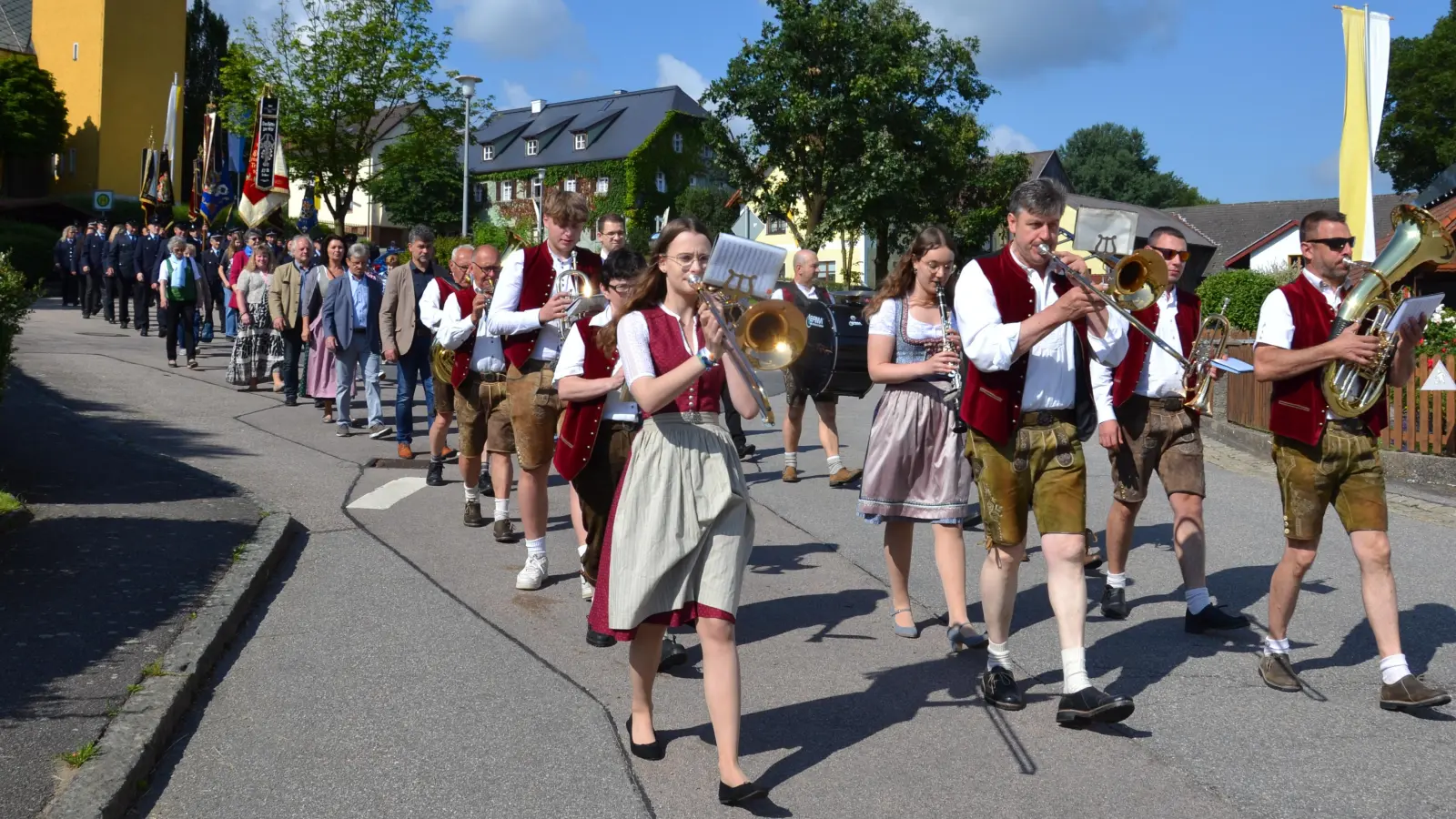 Die Moosbacher Musikanten spielten die Vereine und Honoratioren zur Kirche und anschließend ins Festzelt. (Bild: Dorfgemeinschaft Tröbes )